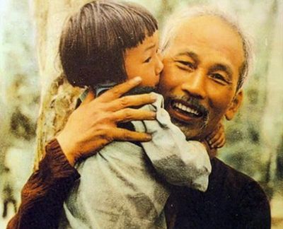 Không thể suồng sã ngôn từ khi viết về lãnh tụ