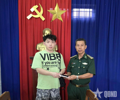 Bộ đội Biên phòng Đà Nẵng trao trả tài sản cho người nước ngoài