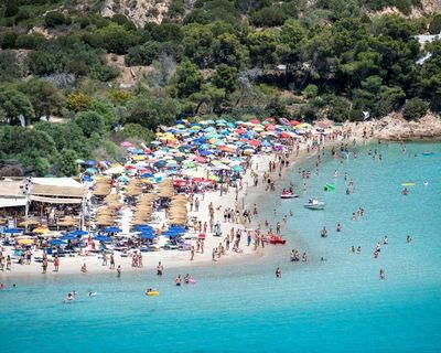 Bãi biển nổi tiếng ở Italia gây tranh cãi vì cấm người 10-65 tuổi dùng dù che nắng