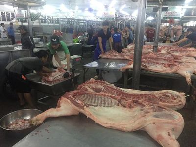 Giá heo hơi hôm nay, 10-6: Thịt heo chợ đầu mối giảm đến 10 giá