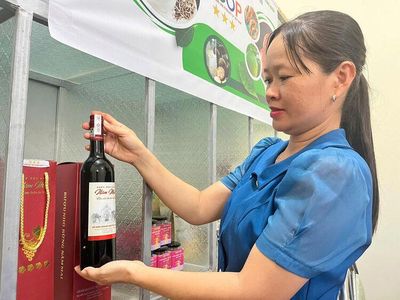 Rượu nho rừng lên bàn tiệc