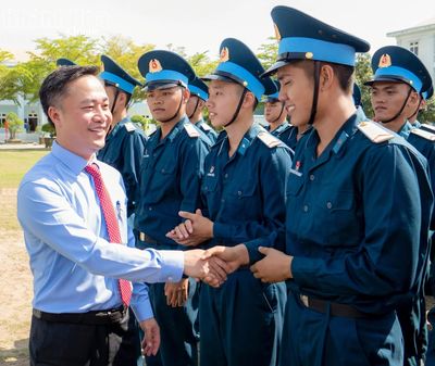 Phó Bí thư Tỉnh ủy, Chủ tịch UBND tỉnh Nguyễn Việt Hùng dự Lễ tuyên thệ chiến sĩ mới tại Sư đoàn 377