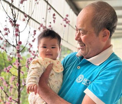 Trở về từ 'cửa tử' sau ca ghép phổi, người đàn ông vỡ òa ngày bế cháu nội