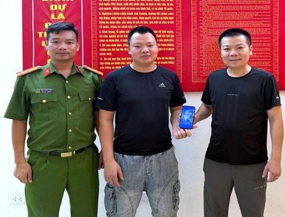 Ninh Bình: Công an phường Lê Hồ hỗ trợ người dân nhận lại 300 triệu đồng do chuyển nhầm tài khoản