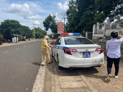 CSGT Gia Lai dùng xe chuyên dụng hỗ trợ nữ sinh quên giấy báo dự thi