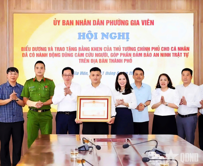Thanh niên Phạm Thế Huy Hoàng dũng cảm cứu người nhận bằng khen của Thủ tướng Chính phủ