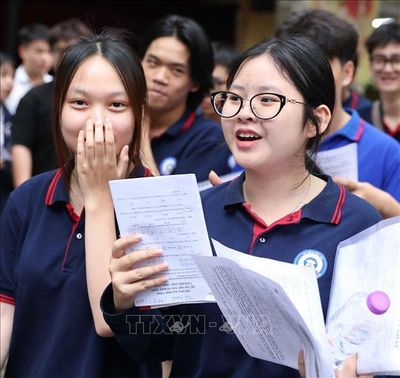 Thi tốt nghiệp THPT 2026: Thí sinh phấn khởi hoàn thành ngày thi đầu tiên