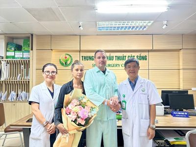 Khách Tây chọn phẫu thuật cột sống tại Việt Nam, 1 ngày đã được xuất viện