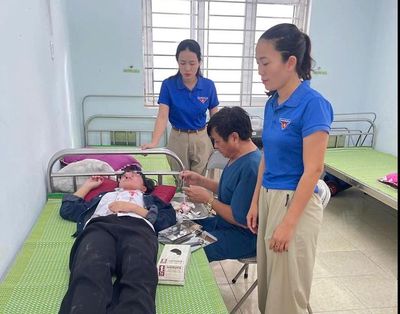 Thí sinh nén đau để tham gia kỳ thi Tốt nghiệp THPT 2026