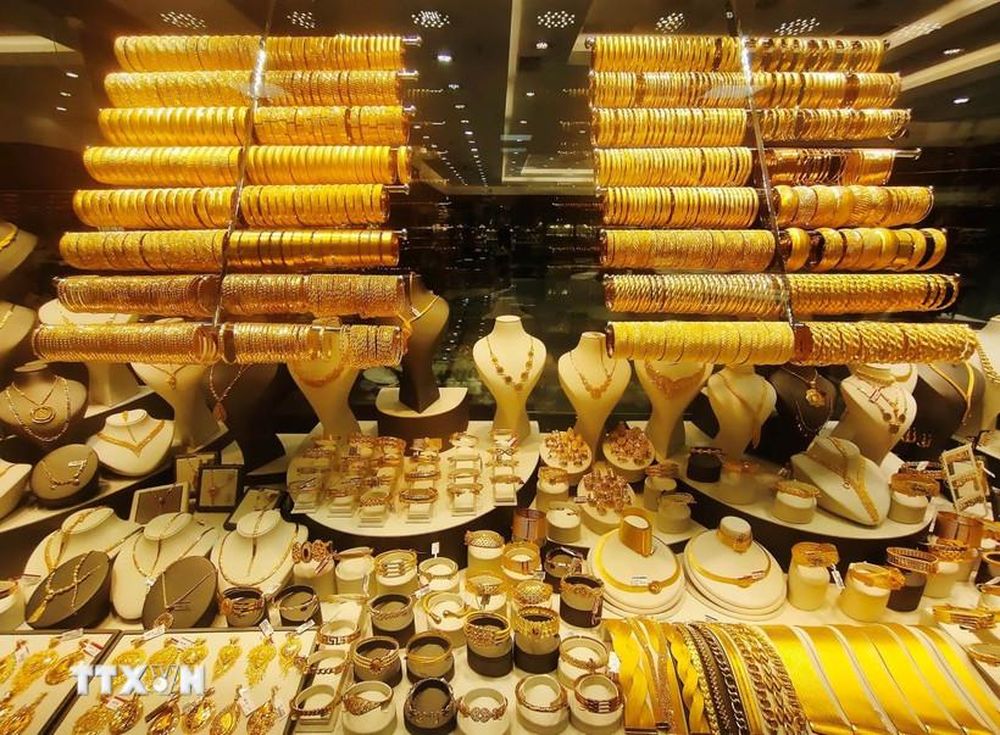 Giá vàng thế giới chạm mức cao nhất 7 tuần, giá bạc rời đỉnh lịch sử