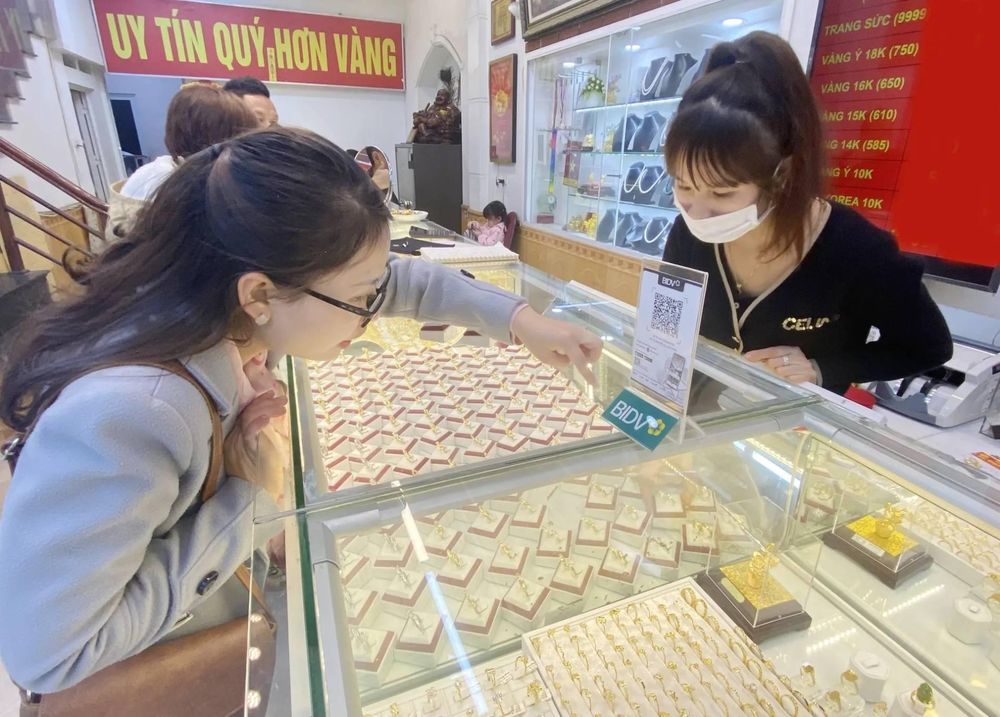 Giá vàng hôm nay 22.12: SJC lùi nhẹ về 156,5 triệu đồng/lượng