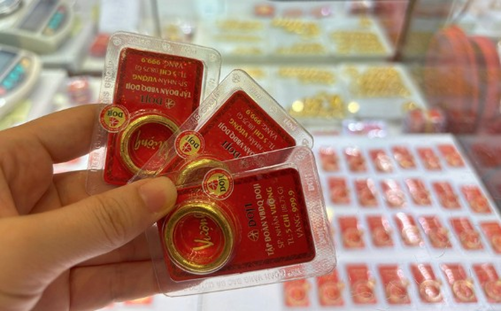 Giá vàng hôm nay (trưa 6-1): Tiếp tục 'leo thang'