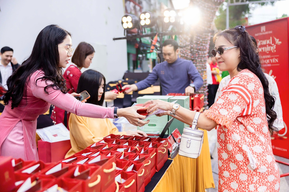 Giá vàng hôm nay (chiều 14-1): Tiếp tục tăng, lập đỉnh mới