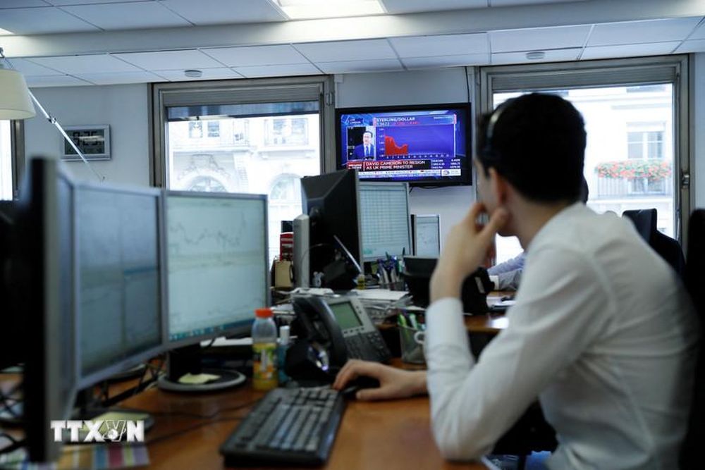 Chứng khoán châu Âu giảm sâu, giá kim loại tăng vọt trước căng thẳng Mỹ–EU