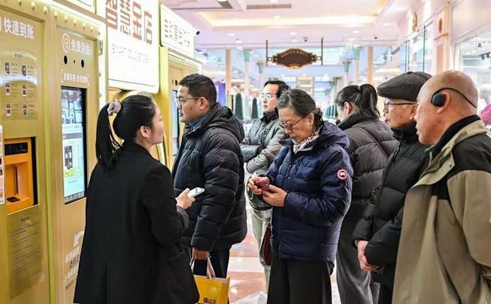 Giá vàng tăng vọt, dân Trung Quốc xếp hàng đổi trang sức qua máy tái chế tự động