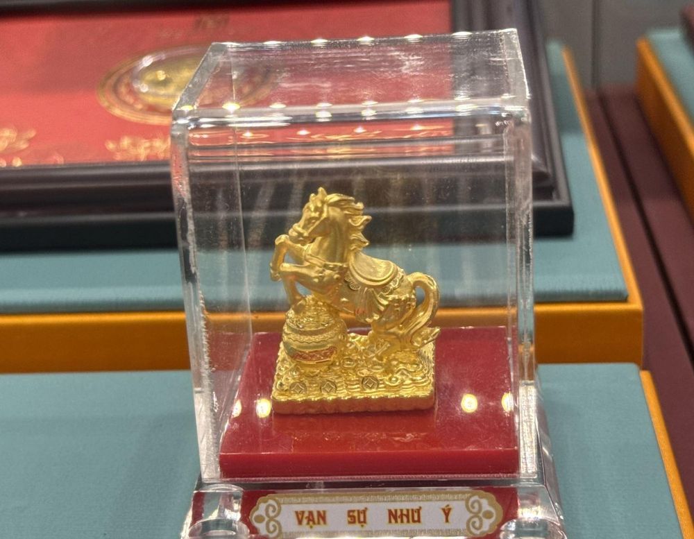 Giá vàng đảo chiều, người mua vẫn mang tâm lý tích trữ