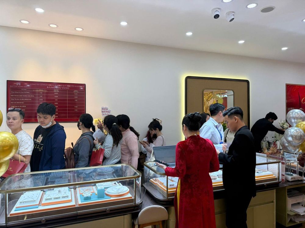 Giá vàng đảo chiều, người mua vẫn mang tâm lý tích trữ