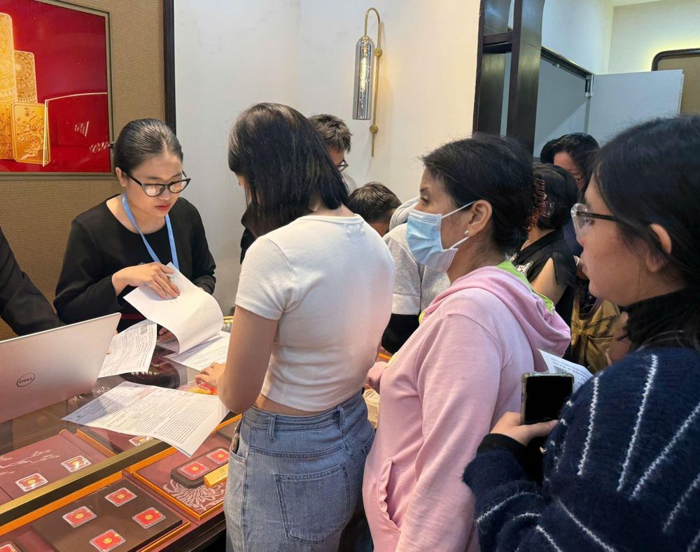 Giá vàng đảo chiều, người mua vẫn mang tâm lý tích trữ