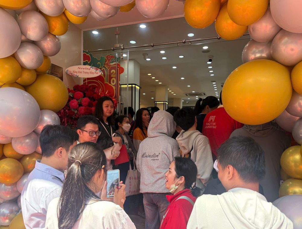 Giá vàng đảo chiều, người mua vẫn mang tâm lý tích trữ