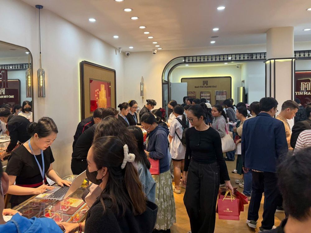 Giá vàng đảo chiều, người mua vẫn mang tâm lý tích trữ