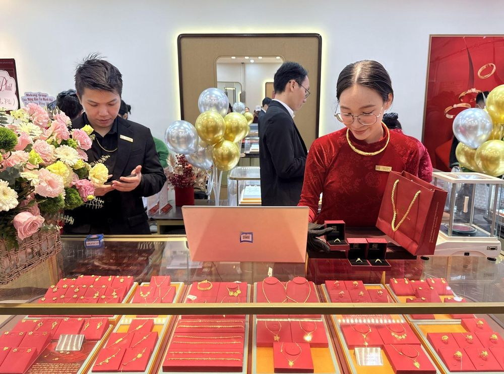 Giá vàng đảo chiều, người mua vẫn mang tâm lý tích trữ