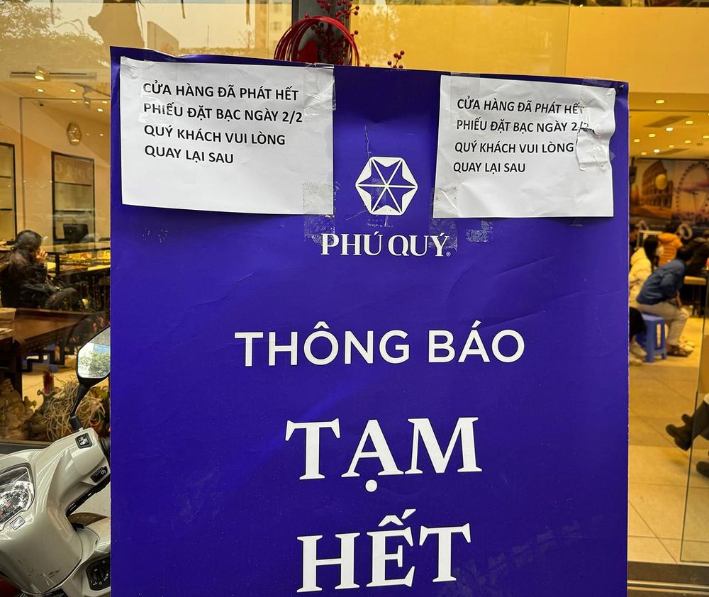 Giá vàng giảm mạnh, tiệm vàng lại xuất hiện cảnh quen thuộc