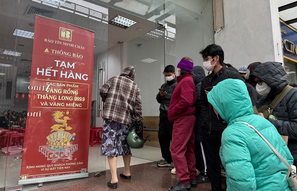 Giá vàng giảm mạnh, tiệm vàng lại xuất hiện cảnh quen thuộc