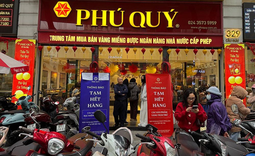 Giá vàng giảm mạnh, tiệm vàng lại xuất hiện cảnh quen thuộc