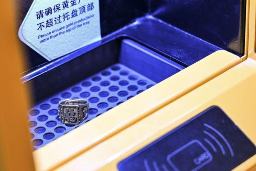 Giá vàng tăng kỷ lục, người dân Trung Quốc mang vàng gia truyền đi nung chảy