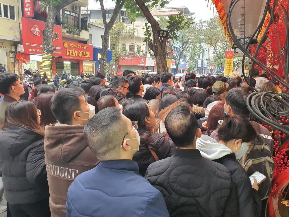 Giá vàng ngày 2/2 giảm 25,3 triệu đồng từ đỉnh, đám đông chen nhau xếp hàng trên phố vàng Hà Nội: Mua hay bán?