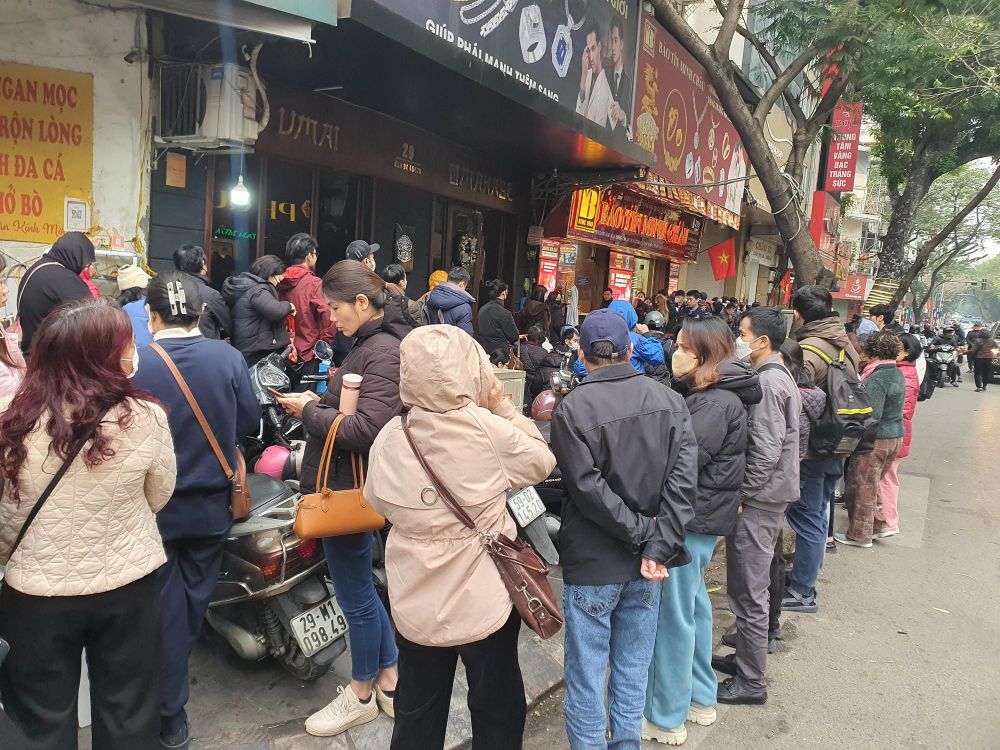 Giá vàng ngày 2/2 giảm 25,3 triệu đồng từ đỉnh, đám đông chen nhau xếp hàng trên phố vàng Hà Nội: Mua hay bán?