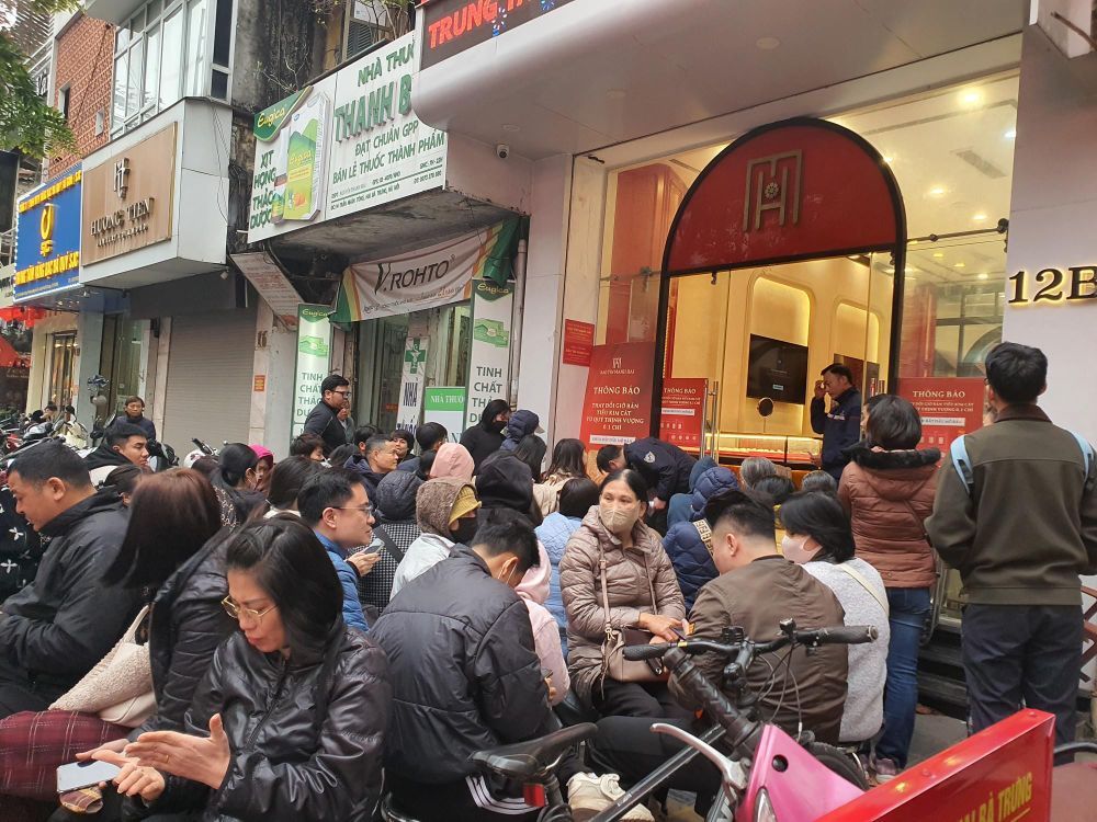 Giá vàng ngày 2/2 giảm 25,3 triệu đồng từ đỉnh, đám đông chen nhau xếp hàng trên phố vàng Hà Nội: Mua hay bán?