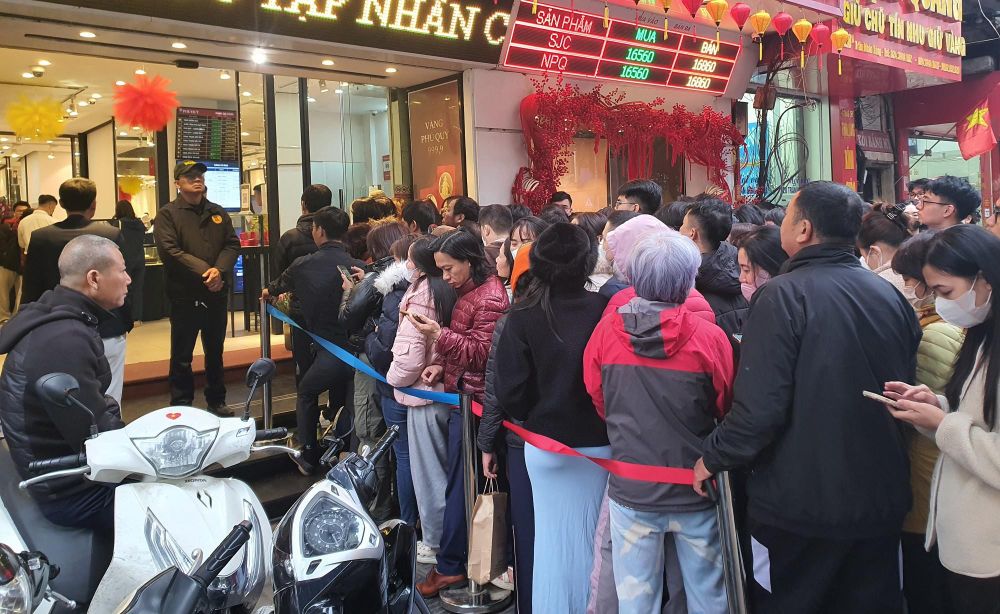 Giá vàng ngày 2/2 giảm 25,3 triệu đồng từ đỉnh, đám đông chen nhau xếp hàng trên phố vàng Hà Nội: Mua hay bán?