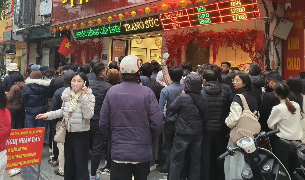 Giá vàng ngày 2/2 giảm 25,3 triệu đồng từ đỉnh, đám đông chen nhau xếp hàng trên phố vàng Hà Nội: Mua hay bán?