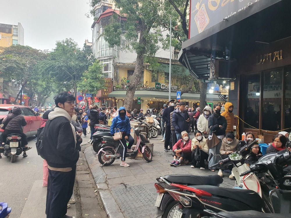 Giá vàng ngày 2/2 giảm 25,3 triệu đồng từ đỉnh, đám đông chen nhau xếp hàng trên phố vàng Hà Nội: Mua hay bán?