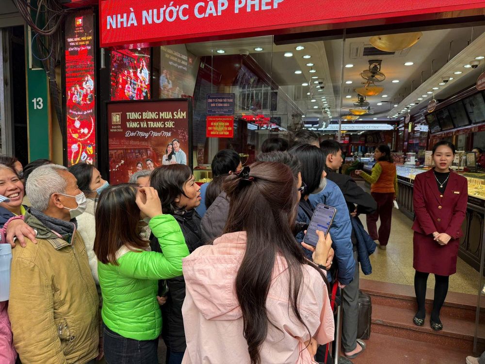 Giá vàng tăng 'chóng mặt', người dân vẫn đổ xô mua dù đắt hơn vàng thế giới