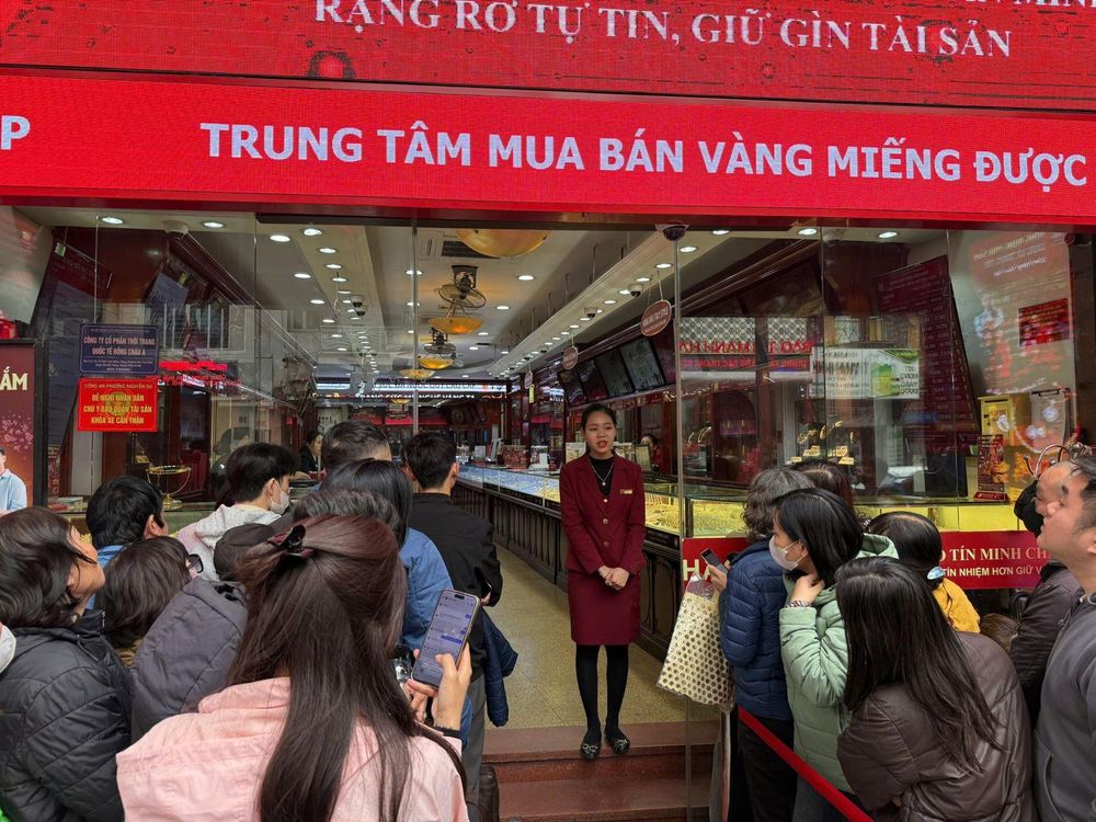 Giá vàng tăng 'chóng mặt', người dân vẫn đổ xô mua dù đắt hơn vàng thế giới