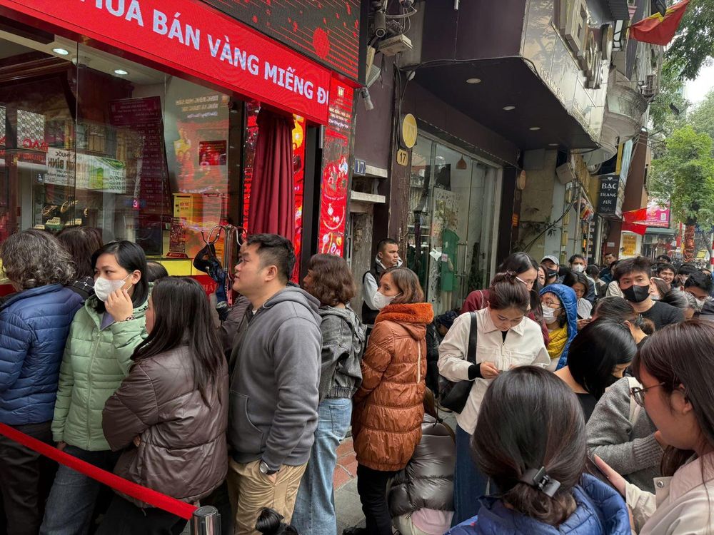 Giá vàng tăng 'chóng mặt', người dân vẫn đổ xô mua dù đắt hơn vàng thế giới