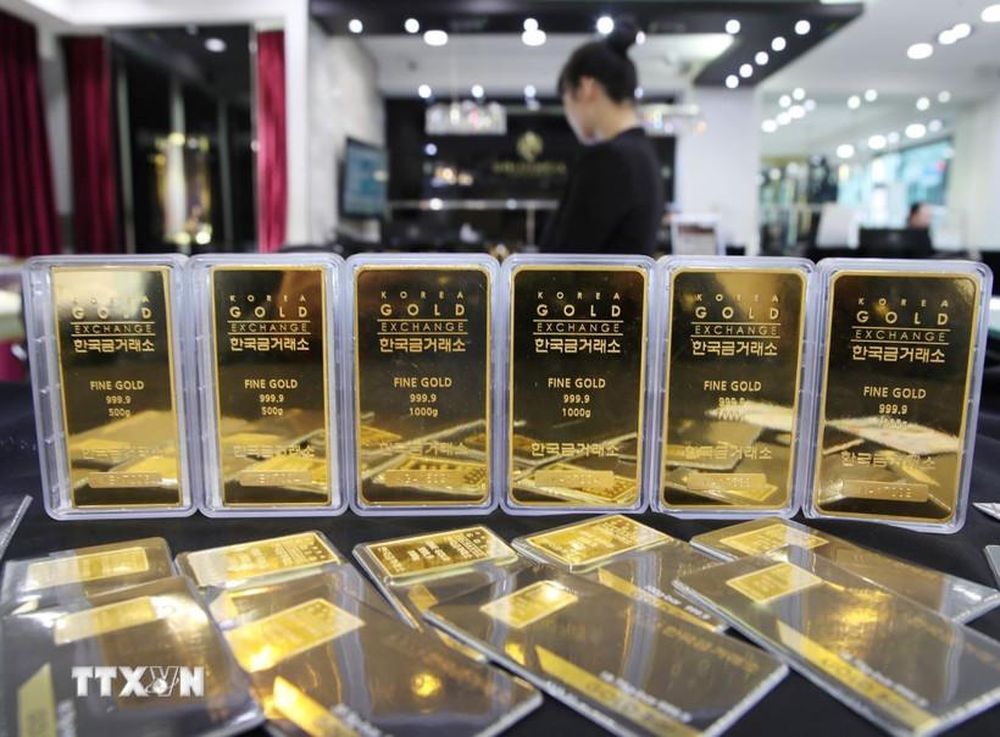Giá vàng đảo chiều đi xuống dưới mức 5.000 USD mỗi ounce