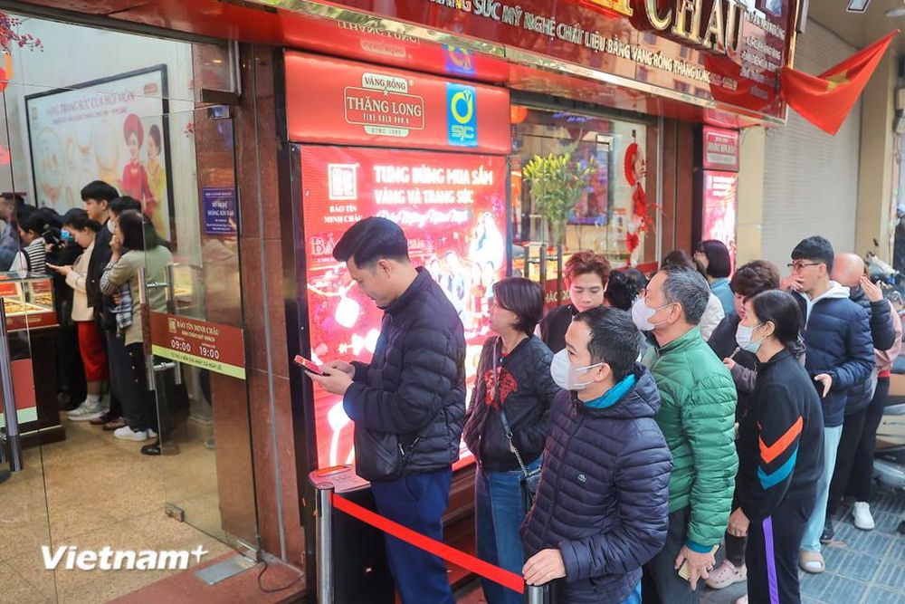 Hà Nội: Người dân xếp hàng tại 'phố vàng' trong thời điểm giá vàng 'nhảy múa'