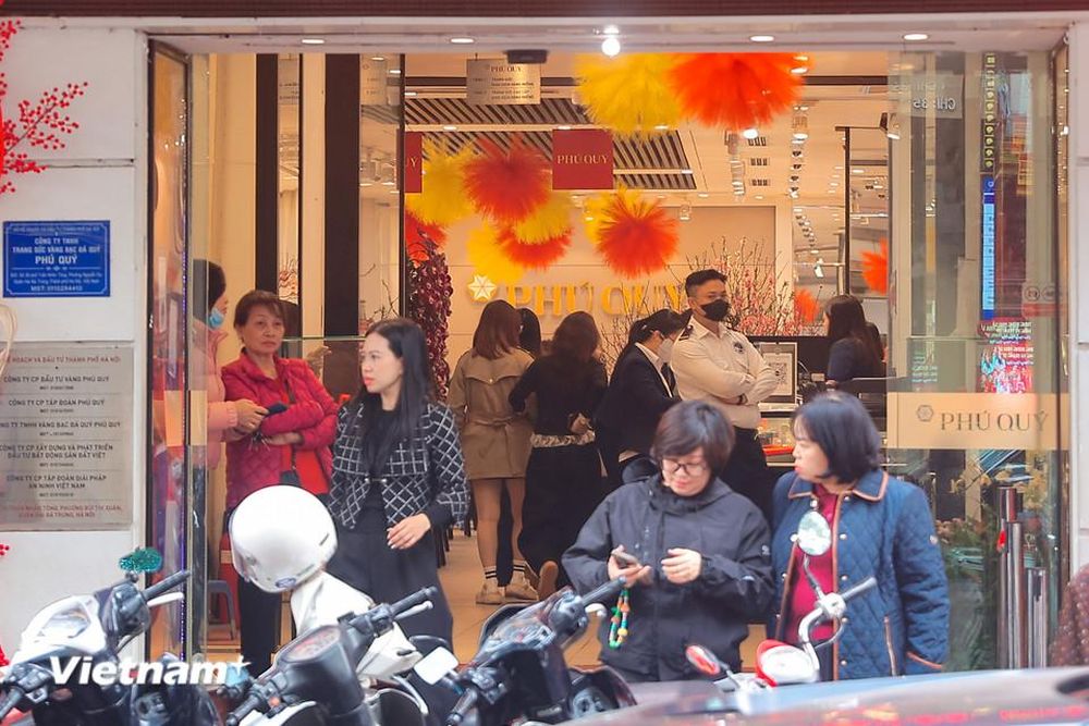 Hà Nội: Người dân xếp hàng tại 'phố vàng' trong thời điểm giá vàng 'nhảy múa'