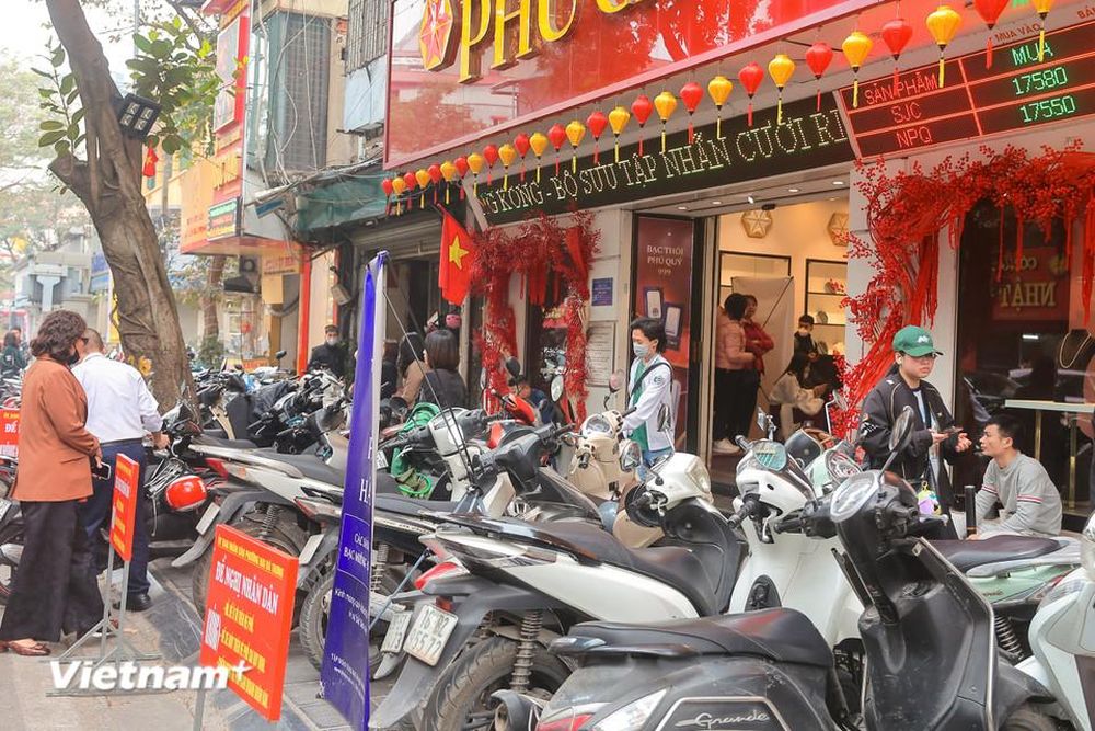 Hà Nội: Người dân xếp hàng tại 'phố vàng' trong thời điểm giá vàng 'nhảy múa'