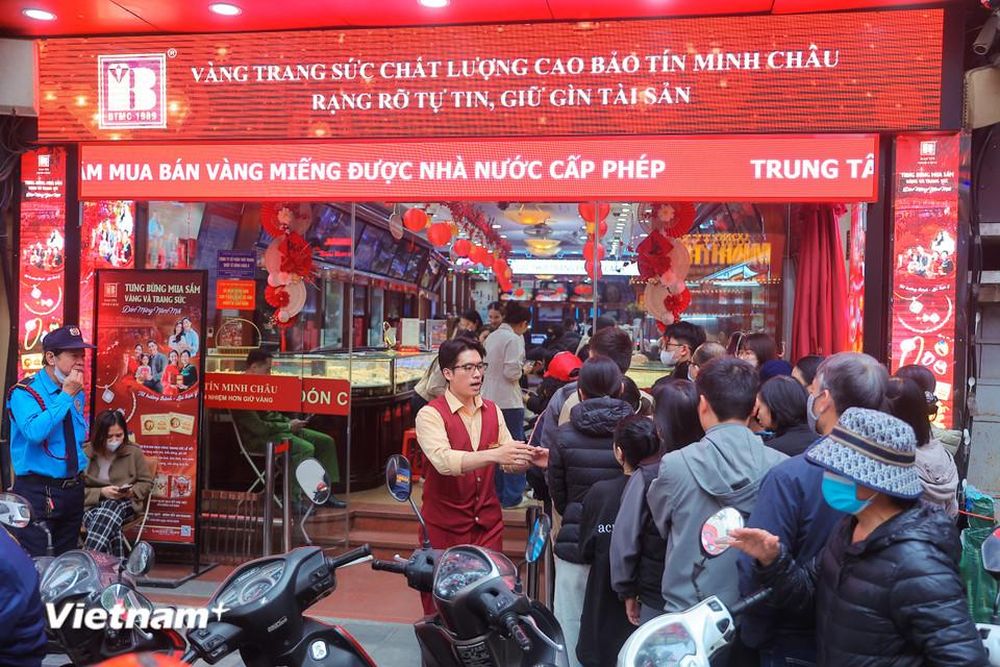 Hà Nội: Người dân xếp hàng tại 'phố vàng' trong thời điểm giá vàng 'nhảy múa'