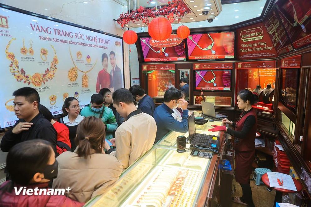 Hà Nội: Người dân xếp hàng tại 'phố vàng' trong thời điểm giá vàng 'nhảy múa'