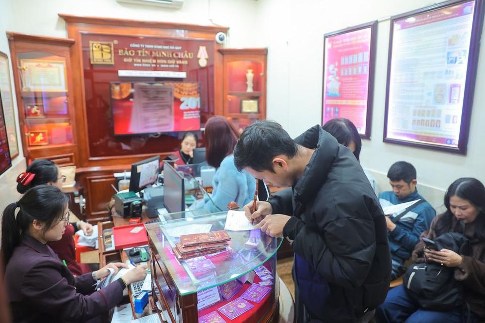 Hà Nội: Người dân xếp hàng tại 'phố vàng' trong thời điểm giá vàng 'nhảy múa'