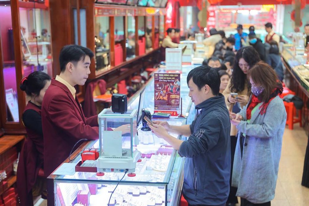 Hà Nội: Người dân xếp hàng tại 'phố vàng' trong thời điểm giá vàng 'nhảy múa'