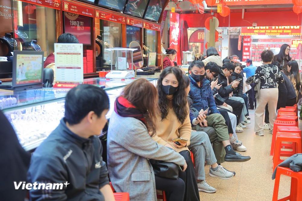 Hà Nội: Người dân xếp hàng tại 'phố vàng' trong thời điểm giá vàng 'nhảy múa'