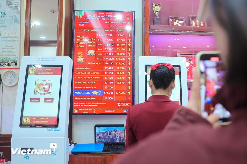 Hà Nội: Người dân xếp hàng tại 'phố vàng' trong thời điểm giá vàng 'nhảy múa'