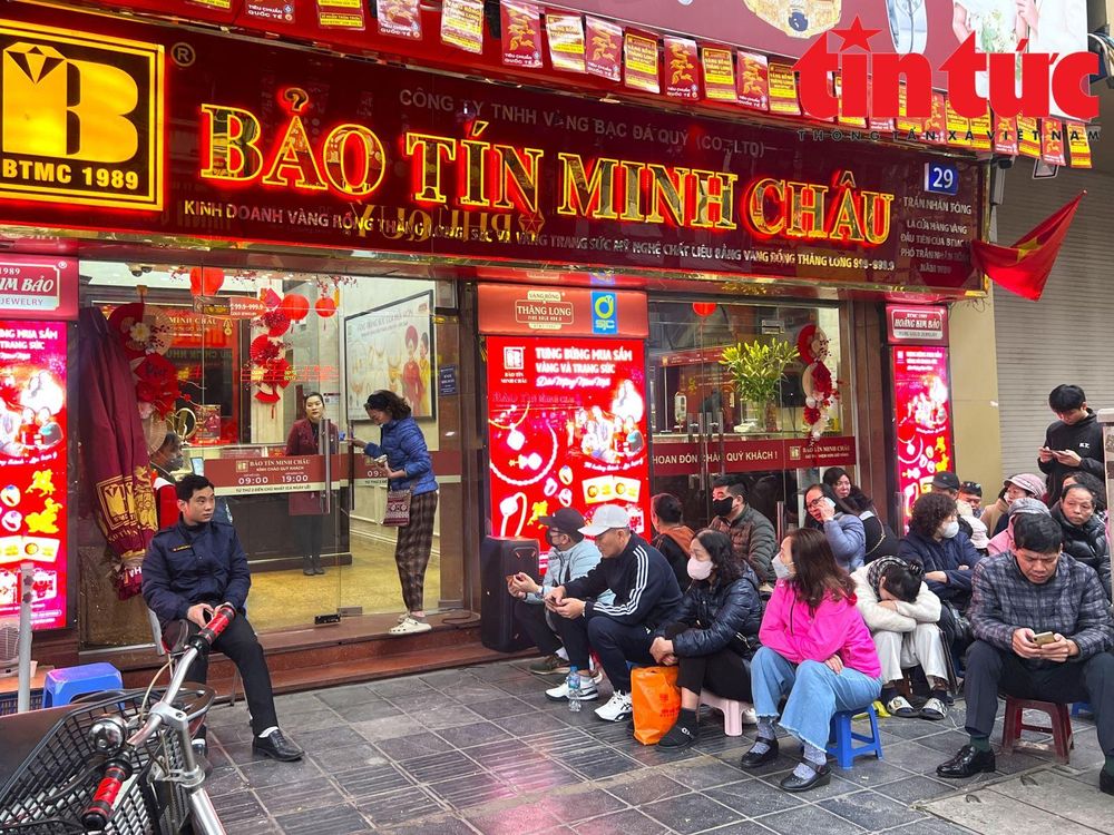 Giá vàng 'nhảy múa', nhiều người ngủ gục khi xếp hàng chờ mua