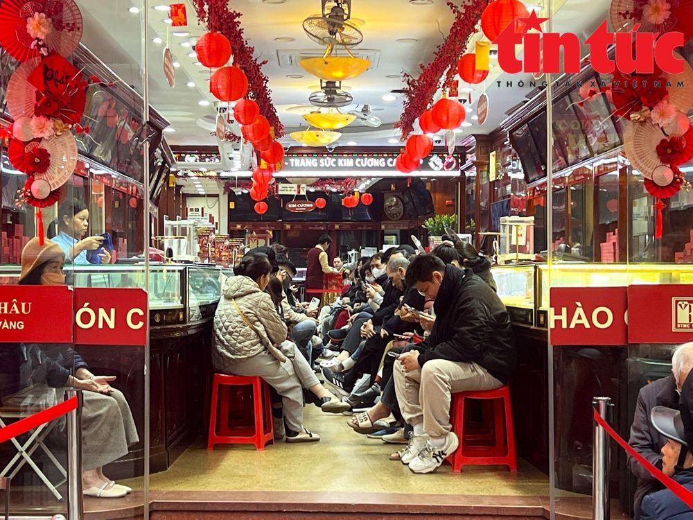 Giá vàng 'nhảy múa', nhiều người ngủ gục khi xếp hàng chờ mua
